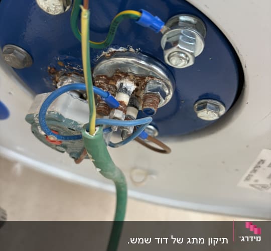 חיבורים חשמליים עם חוטים וברגים